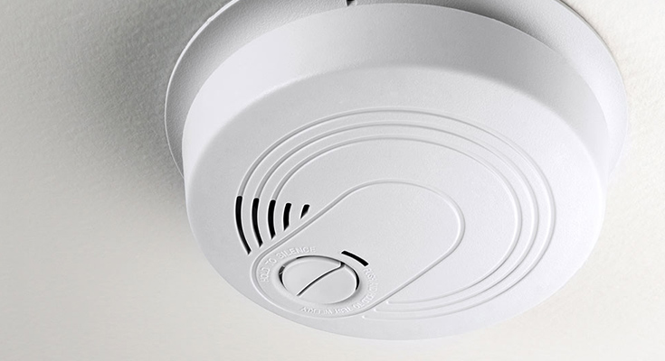 Koolmonoxidemelder aan het plafond
